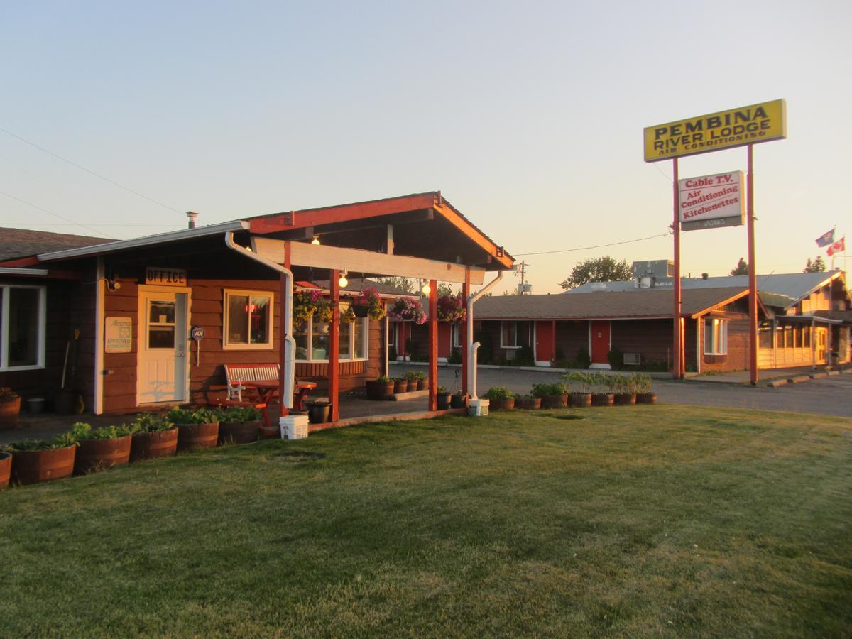 Pembina River Inn Entwistle Exterior photo